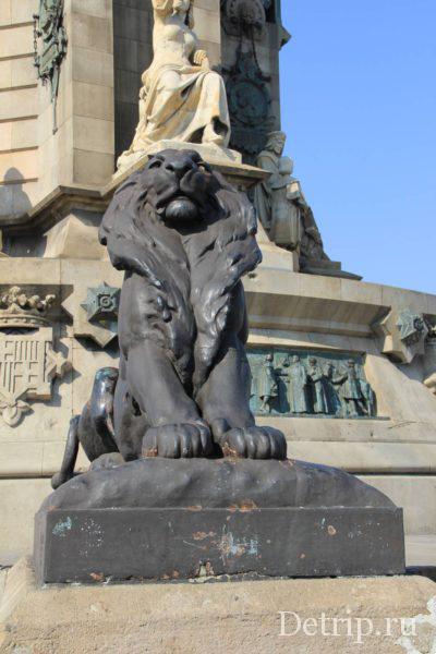 Львы охраняют памятник Колумбу