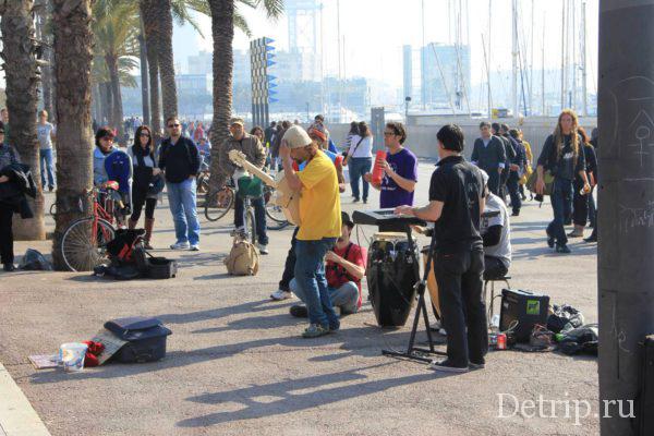 Музыканты на набережной Барселоны