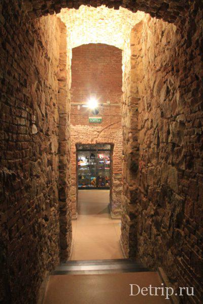 Вход в памятник Колумба