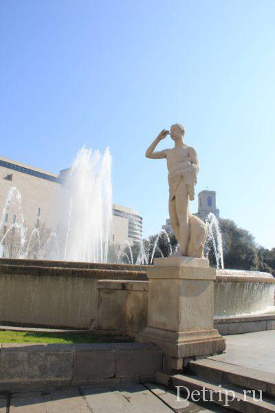 Скульптуры на площади Каталонии