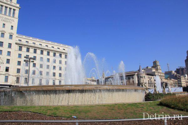 Вид на памятники у фонтана