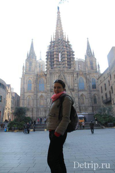 турист у собора святой евлалии