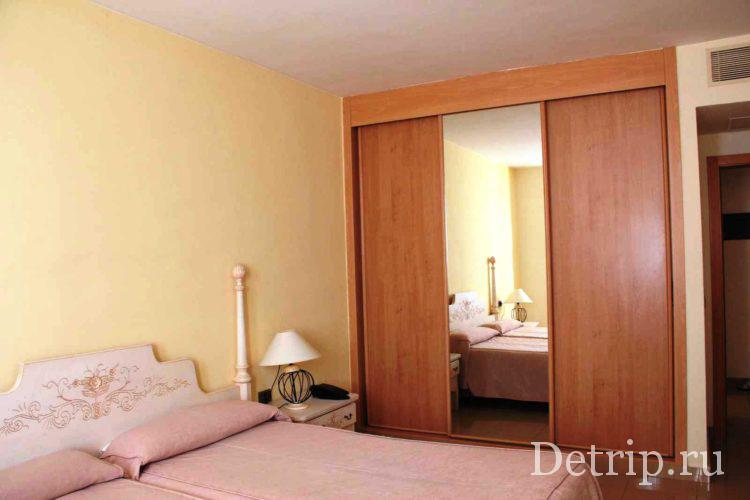 кровать и шкаф в номере