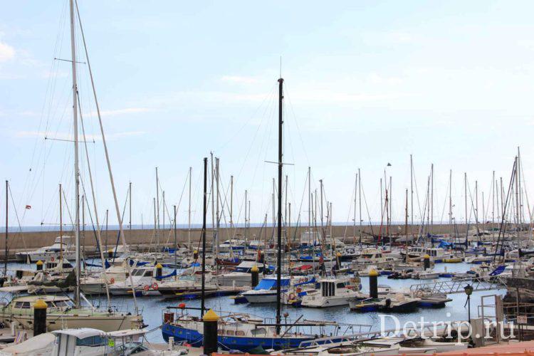 яхты на набережной