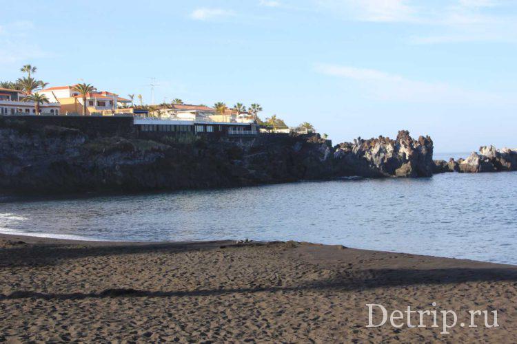 пляж с черным песком