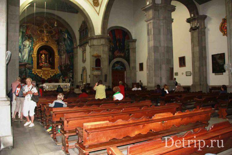 внутри Храма